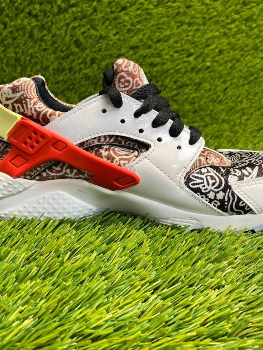 Nike Air Huarache Run‎ SE Boys Size 5Y White Athletic Running Shoes Sneakers
